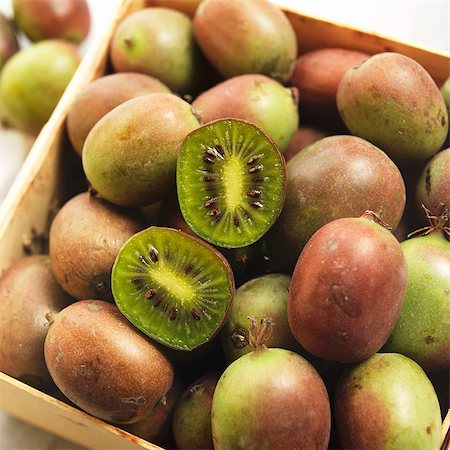 Crate of Fresh Kiwi Berries with One Halved Foto de stock - Sin royalties Premium, Código: 659-06372921