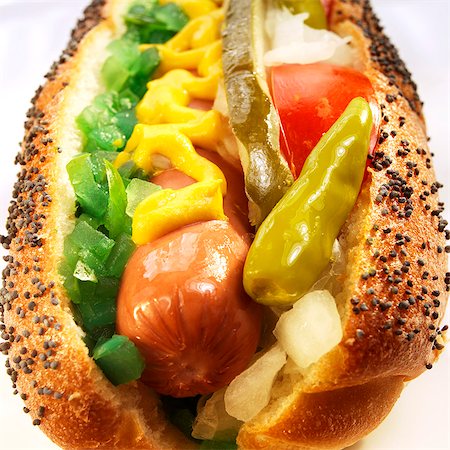 perro caliente - Chicago Hot Dog with Peppers, Onions and Mustard; Close Up Foto de stock - Sin royalties Premium, Código: 659-06372935