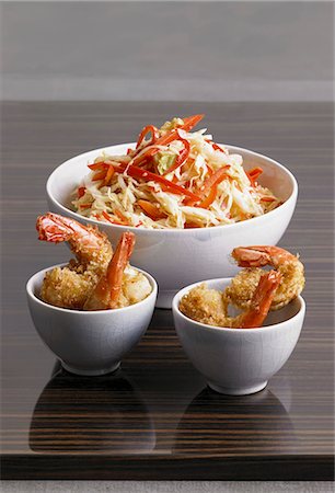 plats asiatiques - Salade de chou oriental et crevettes frits dans des bols Photographie de stock - Premium Libres de Droits, Code: 659-06372936