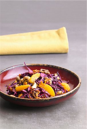 simsearch:659-06901719,k - Red cabbage salad with oranges, walnuts and cashew nuts Foto de stock - Sin royalties Premium, Código: 659-06372949