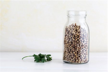 Coriander seeds in a glass jar Foto de stock - Sin royalties Premium, Código: 659-06372976