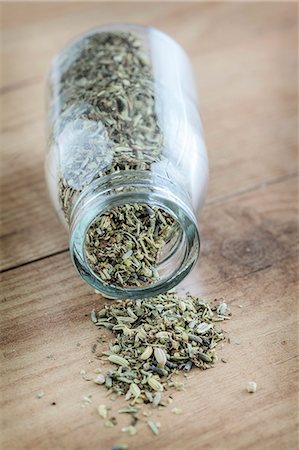 simsearch:659-06372897,k - Herbes de Provence tomber un bocal Photographie de stock - Premium Libres de Droits, Code: 659-06372979
