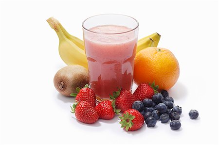 A banana, strawberry, blueberry, kiwi and grapefruit smoothie Stock Photo - Premium Royalty-Free, Code: 659-06373004