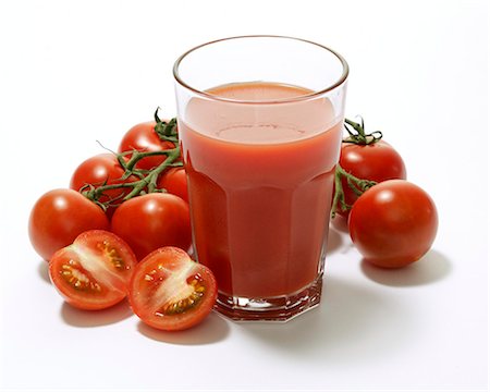 Un verre de jus de tomate, entouré de tomates Photographie de stock - Premium Libres de Droits, Code: 659-06373014