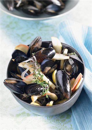 Moules dans un bouillon avec des tranches de pomme et thym Photographie de stock - Premium Libres de Droits, Code: 659-06373026