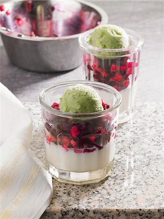 pistachio ice cream - Panna cotta with beetroot and pistachio ice cream Foto de stock - Sin royalties Premium, Código: 659-06373029