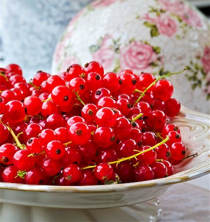 simsearch:659-06373226,k - A bowl of redcurrants Foto de stock - Sin royalties Premium, Código: 659-06373022
