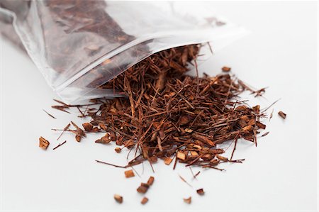 Thé rooibos bio dans un sac en plastique Photographie de stock - Premium Libres de Droits, Code: 659-06373077