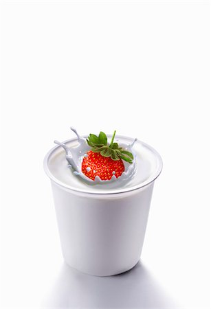 Splash created by a strawberry falling into yogurt Foto de stock - Sin royalties Premium, Código: 659-06373083