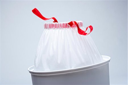 White Drawstring Garbage Bag in a Trash Can Foto de stock - Sin royalties Premium, Código: 659-06373158