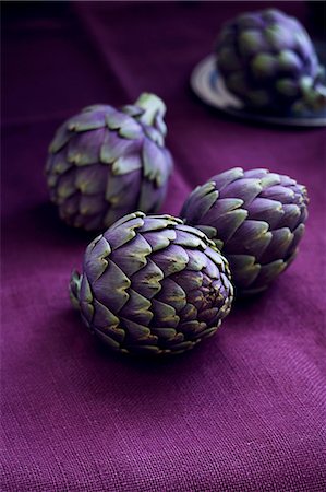 purple artichoke - Artichauts entiers sur tissu pourpre Photographie de stock - Premium Libres de Droits, Code: 659-06373151