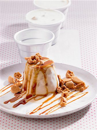 Coffee ice cream with Amerettini and caramel sauce Stock Photo - Premium Royalty-Free, Code: 659-06373205