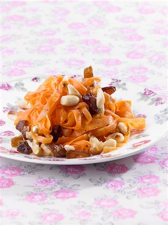 palma da dattero - Carrot salad with dates and almonds Fotografie stock - Premium Royalty-Free, Codice: 659-06373208