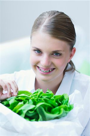 simsearch:659-06671100,k - A girl holding lettuce Fotografie stock - Premium Royalty-Free, Codice: 659-06373215