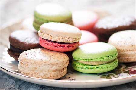 pastel francês - Colored Macaroons on a Platter Foto de stock - Royalty Free Premium, Número: 659-06373244