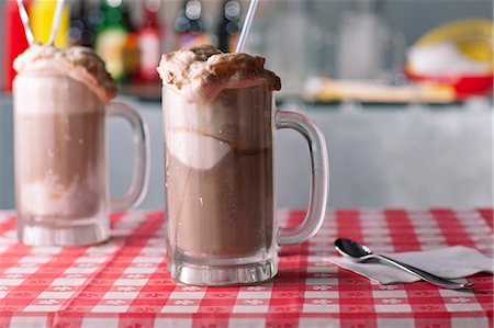 Two Root Beer Floats on a Table with Straws Foto de stock - Sin royalties Premium, Código: 659-06373260