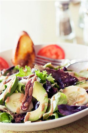 simsearch:659-06306201,k - Serving of Salad with Anchovies, Avocado, Cucumbers and Mixed Greens Foto de stock - Sin royalties Premium, Código: 659-06373275