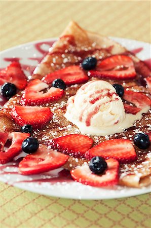 pancake - Crepe Topped with Fresh Strawberries and Blueberries and a Scoop of Ice Cream Foto de stock - Sin royalties Premium, Código: 659-06373276