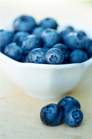 scattered - Bowl of Fresh Blueberries Stock Photo - Premium Royalty-Free, Code: 659-06373270