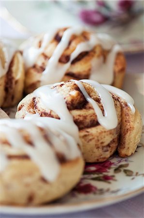 simsearch:659-07028250,k - Cinnamon rolls with icing sugar Foto de stock - Sin royalties Premium, Código: 659-06373273