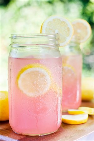 simsearch:659-08896093,k - Pink Lemonade in Mason Jars Foto de stock - Sin royalties Premium, Código: 659-06373281