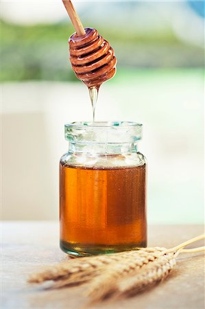 Jar of honey with honey dipper Foto de stock - Sin royalties Premium, Código: 659-06373283