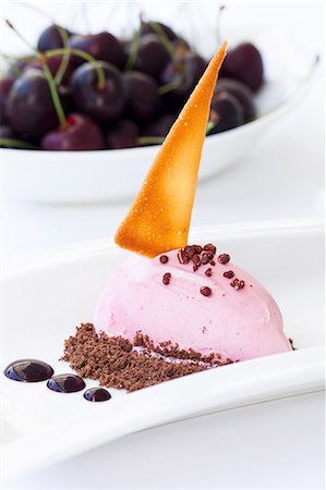 Cerise crème glacée au chocolat râpé et une plaquette Photographie de stock - Premium Libres de Droits, Code: 659-06373294