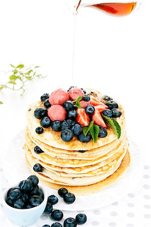 simsearch:659-06494776,k - Blueberry pancakes with strawberry sorbet and maple syrup Stock Photo - Premium Royalty-Free, Code: 659-06373298