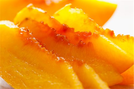 fresh peach - Peach slices (close-up) Foto de stock - Sin royalties Premium, Código: 659-06373305