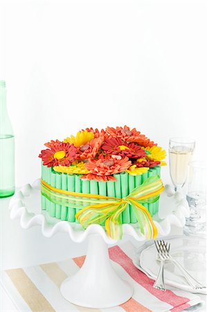 décorer - Un gâteau d'anniversaire décoré de sucre gerberas Photographie de stock - Premium Libres de Droits, Code: 659-06373302