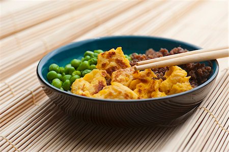 scrambled - Sanshokudon (rice dish with peas, minced meat and scrambeled egg, Japan) Foto de stock - Sin royalties Premium, Código: 659-06373317