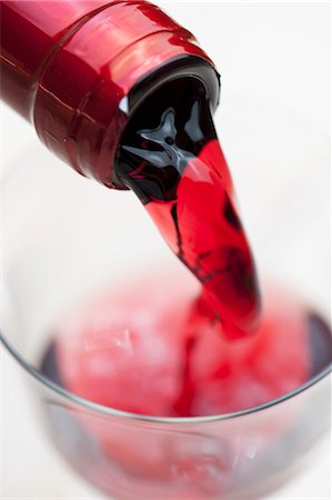 Pouring red wine into a glass Foto de stock - Sin royalties Premium, Código: 659-06373327