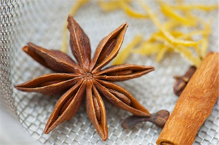 Star anise, cloves and a cinnamon stick Foto de stock - Sin royalties Premium, Código: 659-06373336