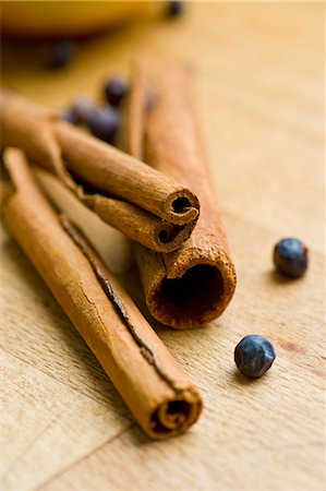 Cinnamon sticks and bay leaves Foto de stock - Sin royalties Premium, Código: 659-06373331