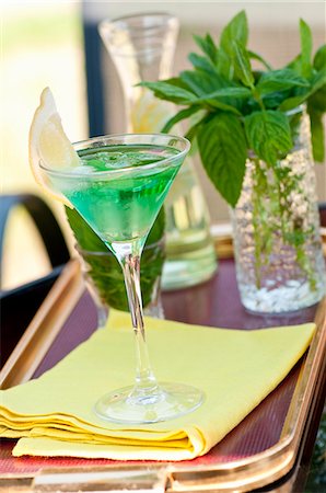simsearch:659-06372350,k - Une cocktail avec du gin de menthe Photographie de stock - Premium Libres de Droits, Code: 659-06373345