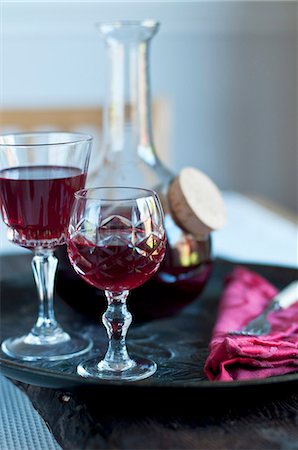 Deux verres de vin rouge Photographie de stock - Premium Libres de Droits, Code: 659-06373348