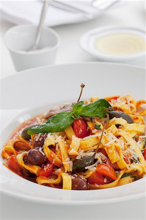 simsearch:659-07958780,k - Tagliatelle with sardines, giant capers and tomato wedges Foto de stock - Sin royalties Premium, Código: 659-06373342