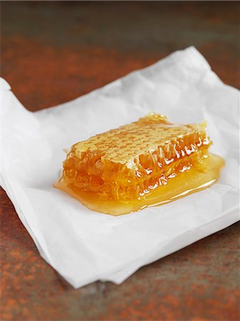 A honeycomb with honey Foto de stock - Sin royalties Premium, Código: 659-06373368