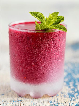 Berry smoothie with fresh mint Foto de stock - Sin royalties Premium, Código: 659-06373374