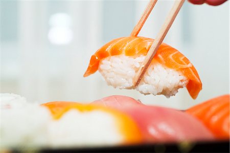 simsearch:659-08418941,k - Sushi nigiri saumon Photographie de stock - Premium Libres de Droits, Code: 659-06373385