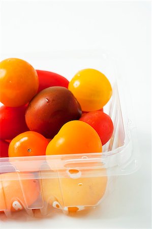 simsearch:659-06152310,k - Divers tomates colorées dans un récipient en plastique Photographie de stock - Premium Libres de Droits, Code: 659-06373383