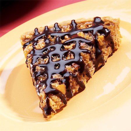 plain chocolate - Slice of Pecan Tart with Chocolate Drizzle Foto de stock - Sin royalties Premium, Código: 659-06373392