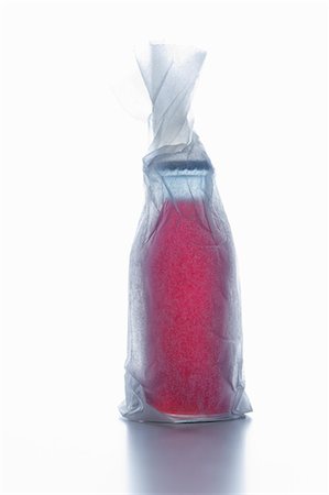 Eine Flasche rote Flüssigkeit in Papier gewickelt Stockbilder - Premium RF Lizenzfrei, Bildnummer: 659-06373434