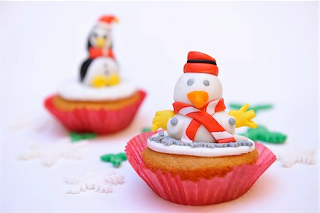 Cupcakes decorated with penguin fingurines Stock Photo - Premium Royalty-Free, Code: 659-06373436