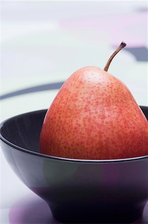 simsearch:659-06373322,k - Une poire dans un bol Photographie de stock - Premium Libres de Droits, Code: 659-06373451