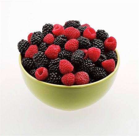 simsearch:659-01853332,k - Bowl of Raspberries and Blackberries Foto de stock - Sin royalties Premium, Código: 659-06373494