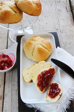 placemat - Homemade quark rolls with raspberry jam Stock Photo - Premium Royalty-Free, Code: 659-06373506
