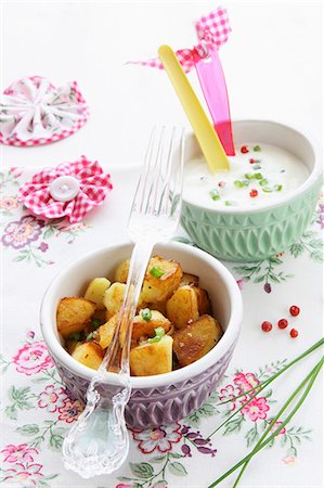 potato cube - Fried potatoes with a chive dip and red pepper Stock Photo - Premium Royalty-Free, Code: 659-06373509