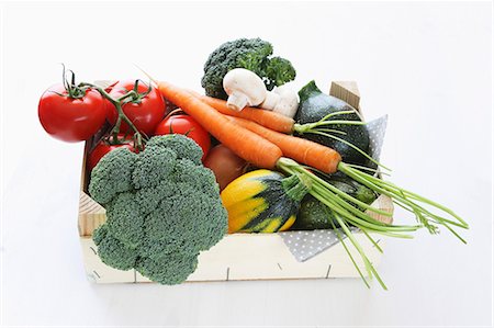 Une boîte de légumes biologiques Photographie de stock - Premium Libres de Droits, Code: 659-06373513