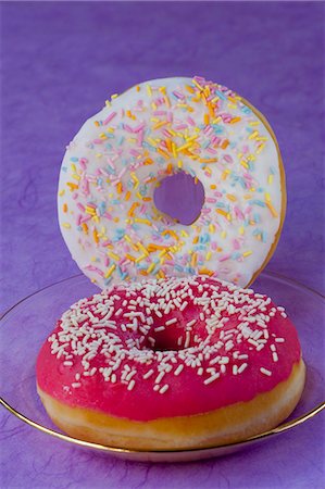 Doughnuts with icing sugar and a raspberry glaze Foto de stock - Sin royalties Premium, Código: 659-06373524